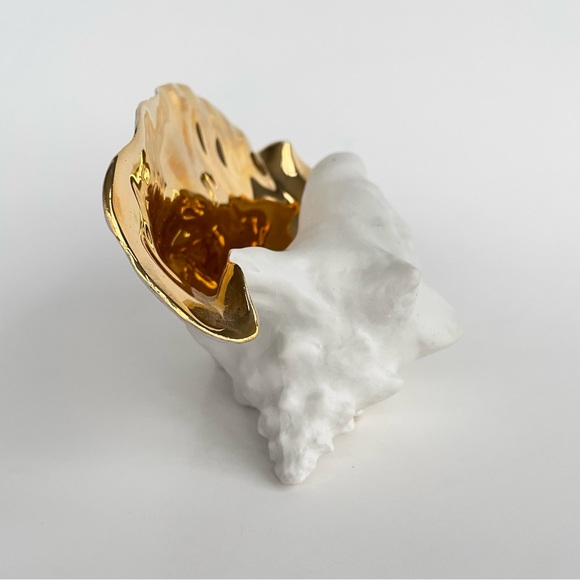 White Conch Shell with Gold Glaze Vase - Picture 11 of 16